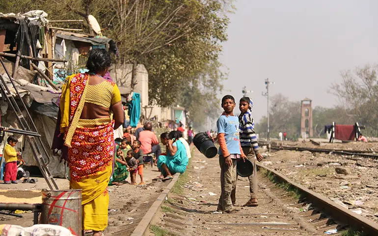 Järnvägsbarn i Indien. Foto: David Gelinder